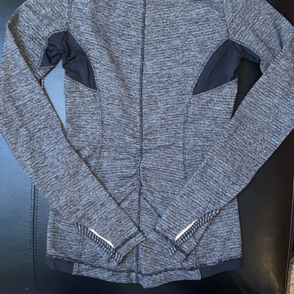 {EUC LuluLemon Base Runner Long Sleeve Top Mini Pique Heathered Black Size 4} - Picture 11 of 14